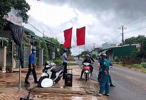 Hội LHPN xã Quảng Hiệp phát khẩu trang miễn phí cho nhân dân phòng chống dịch bệnh