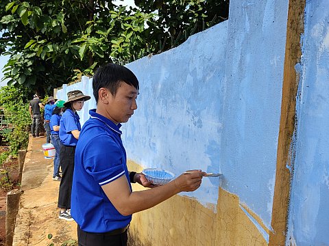 Thực hiện công trình thanh niên “Bích họa đường quê” tại trường TH Nguyễn Văn Trỗi (xã Quảng Hiệp)