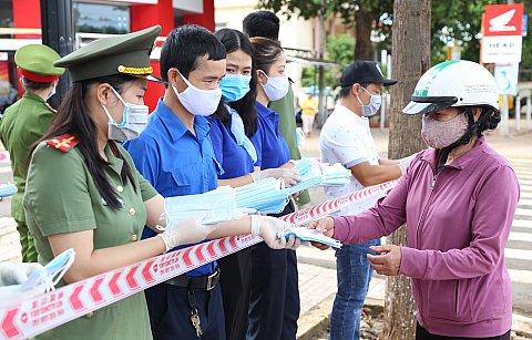 Huyện Cư M'gar - cấp phát khẩu trang và nước rửa tay sát khuẩn cho người dân phòng bệnh Covid-19