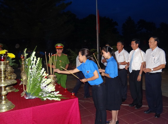 Huyện Cư M’gar: Tổ chức Lễ thắp nến tri ân các anh hùng liệt sỹ