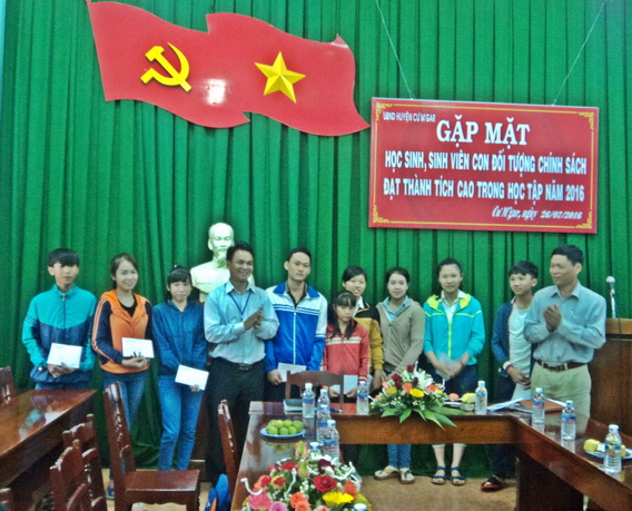 Gặp mặt học sinh - sinh viên con em gia đình chính sách đạt thành tích cao trong học tập năm 2016