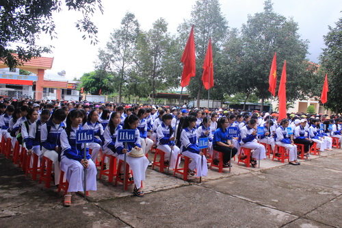 Đồng chí Nguyễn Hải Ninh - Phó chủ tịch UBND tỉnh dự lễ khai giảng tại trường THPT CưMgar