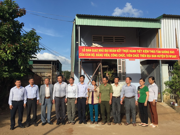 Bàn giao nhà đại đoàn kết cho hộ nghèo ở xã EaKpam