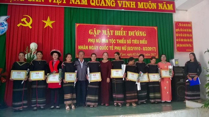 Hội LHPN huyện Cư M'gar tổ chức gặp mặt biểu dương phụ nữ dân tộc thiểu số tiêu biểu