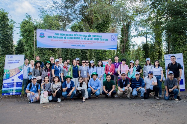 Đoàn đại biểu tham dự Hội nghị Quốc tế ngành Hồ tiêu Việt Nam (VIPO 2022) thăm vùng sản xuất hồ tiêu bền vững xã Cư Suê, huyện Cư M’gar tỉnh Đăk Lăk.