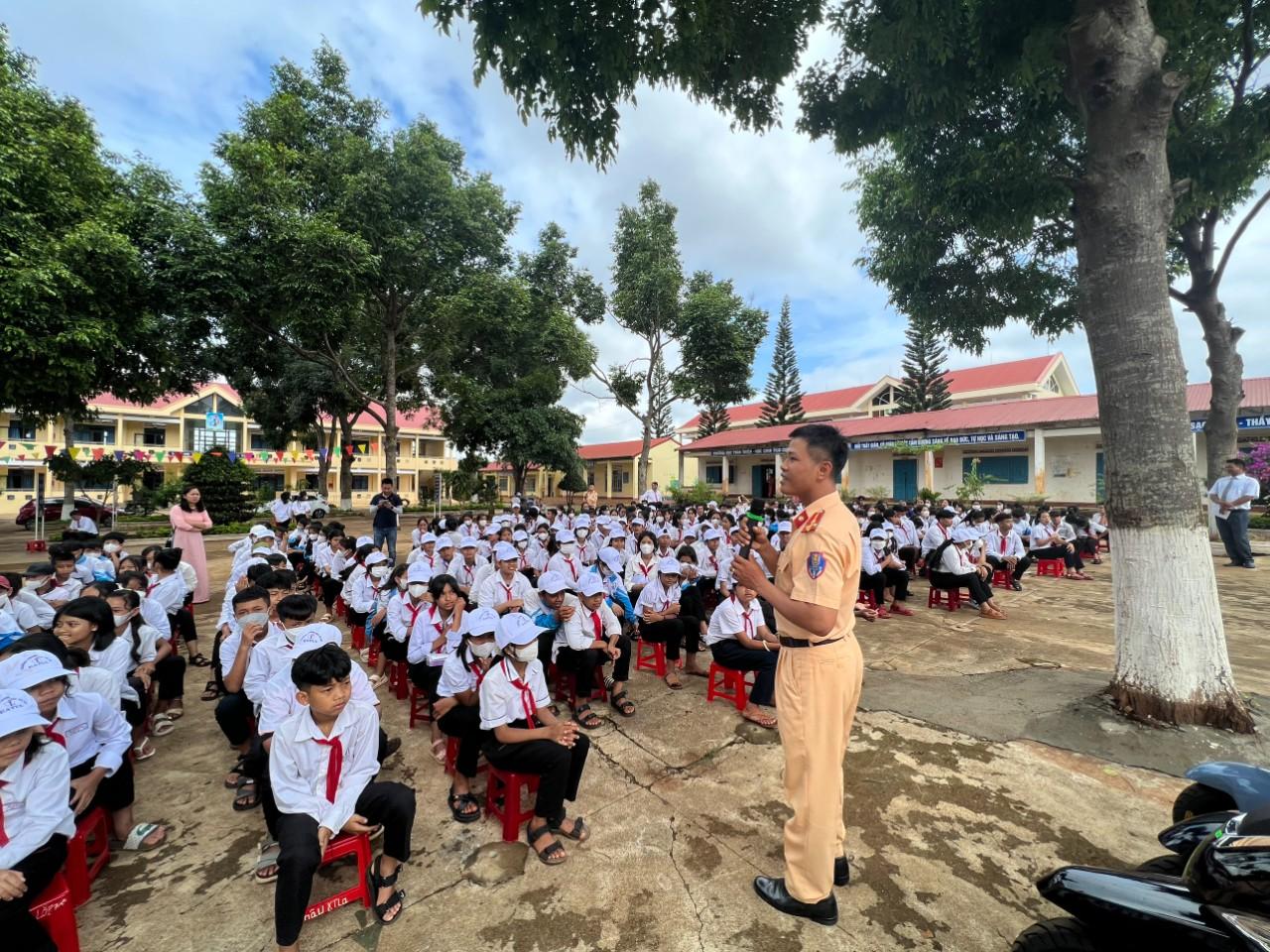 Huyện Cư M’gar đẩy mạnh công tác tuyên truyền đảm bảo trật tự an toàn giao thông