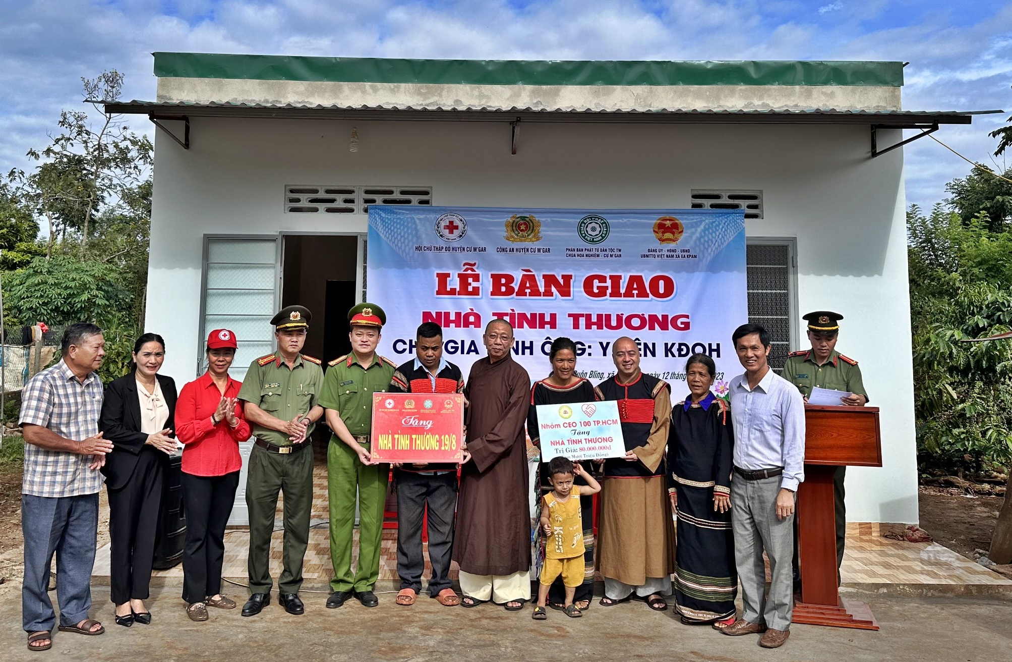 Bàn giao 02 nhà tình thương cho 02 hộ nghèo ở địa bàn xã Ea Kpam và xã Ea M'nang