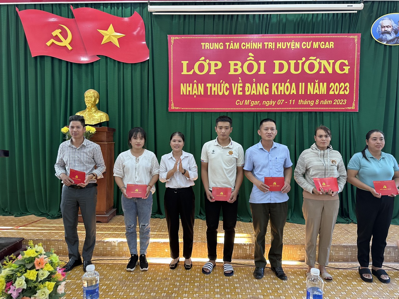 Bế giảng lớp bồi dưỡng nhận thức về Đảng khoá II năm 2023