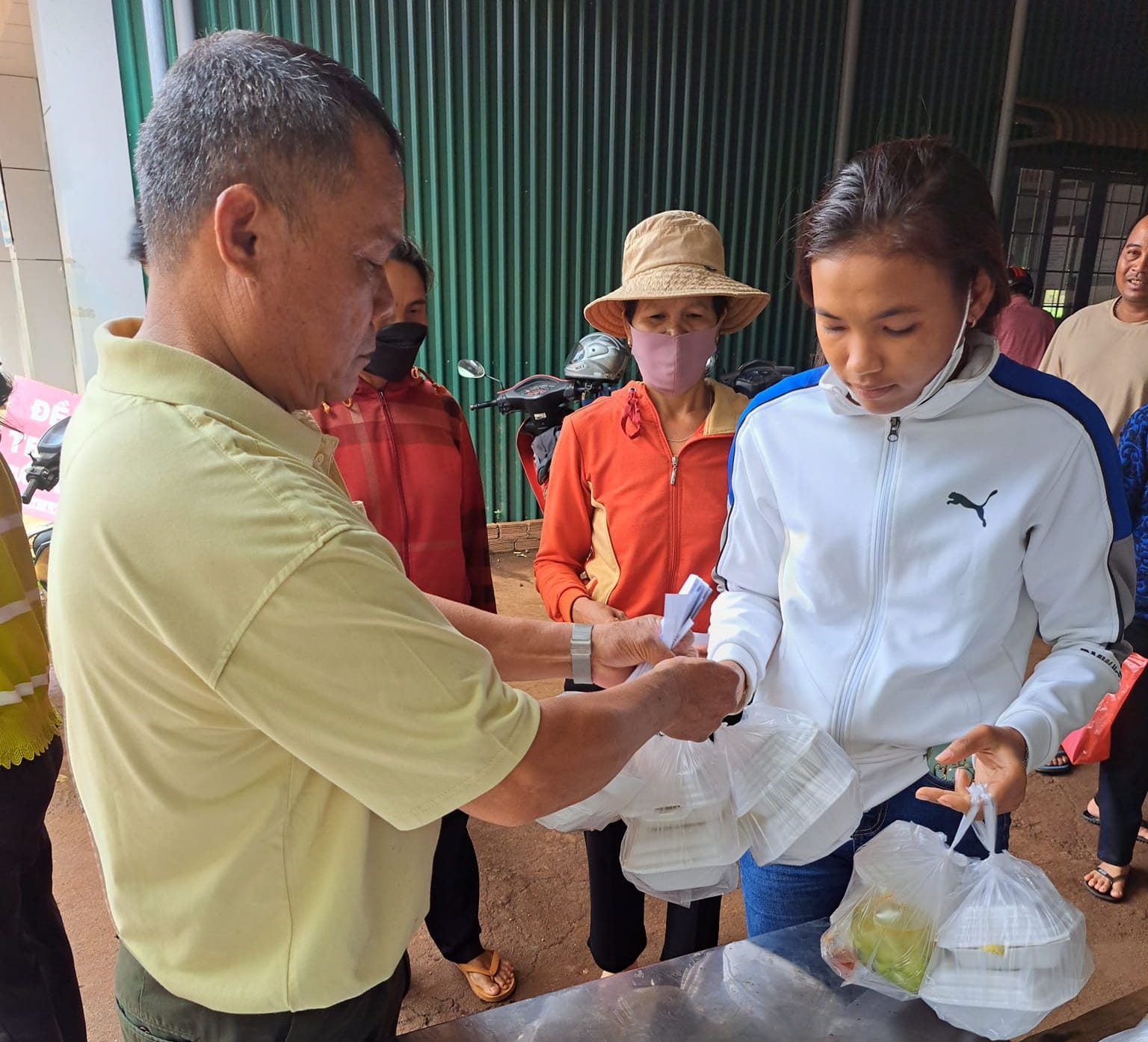 Phát cơm miễn phí cho bệnh nhân nghèo, thân nhân người bệnh tại Trung tâm Y tế huyện Čư M'gar