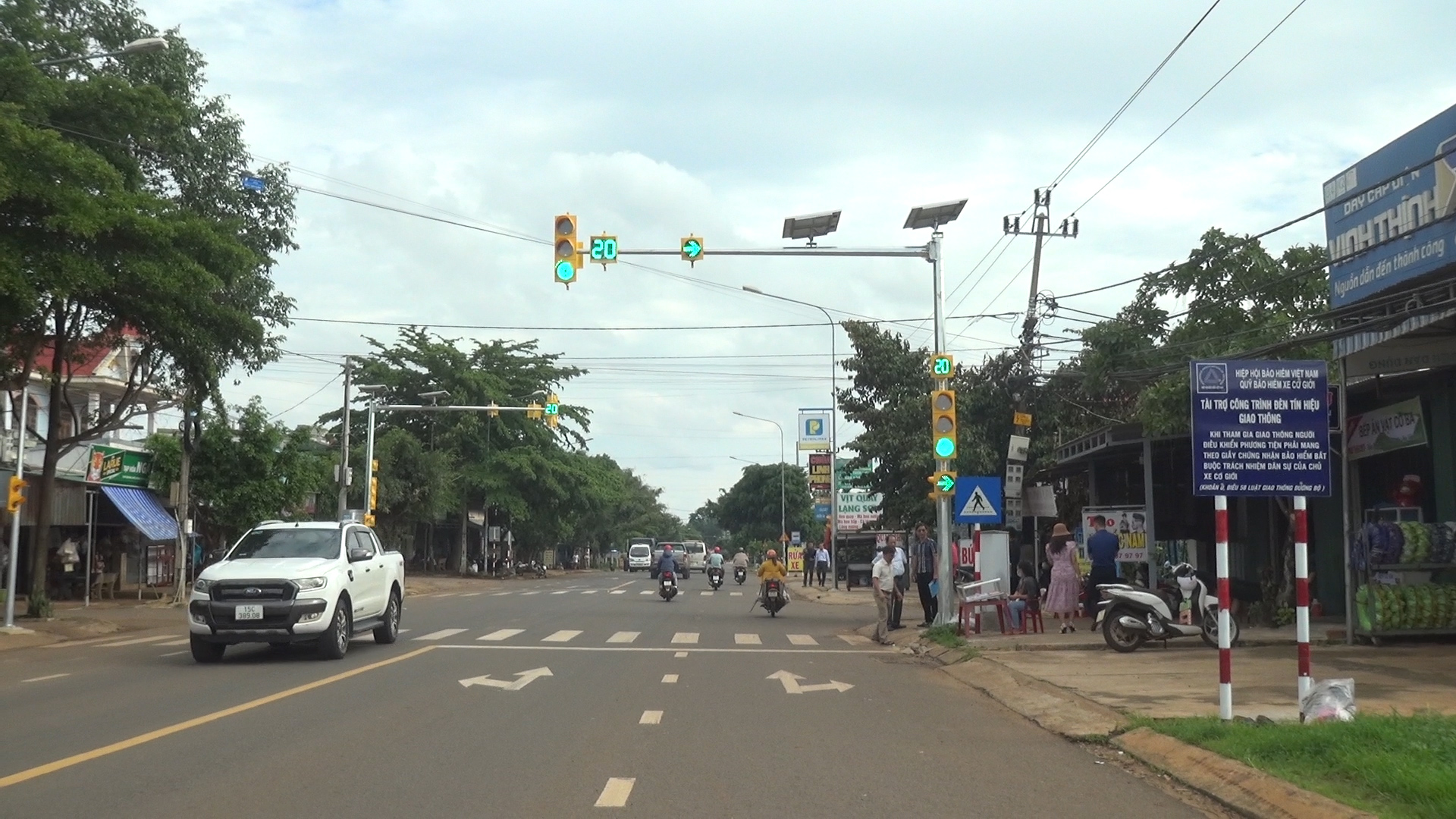 Nghiệm thu công trình hệ thống đèn điều khiển giao thông sử dụng năng lượng mặt trời trên địa ban huyện