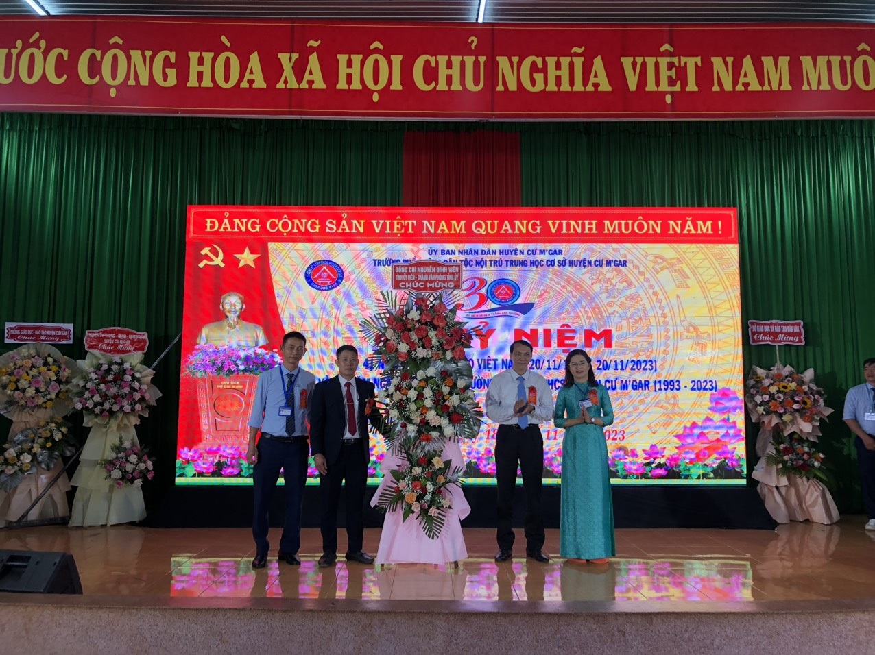 Trường Phổ thông DTNT - THCS Čư M'gar kỷ niệm 41 năm Ngày Nhà giáo Việt Nam và 30 năm ngày thành lập trường