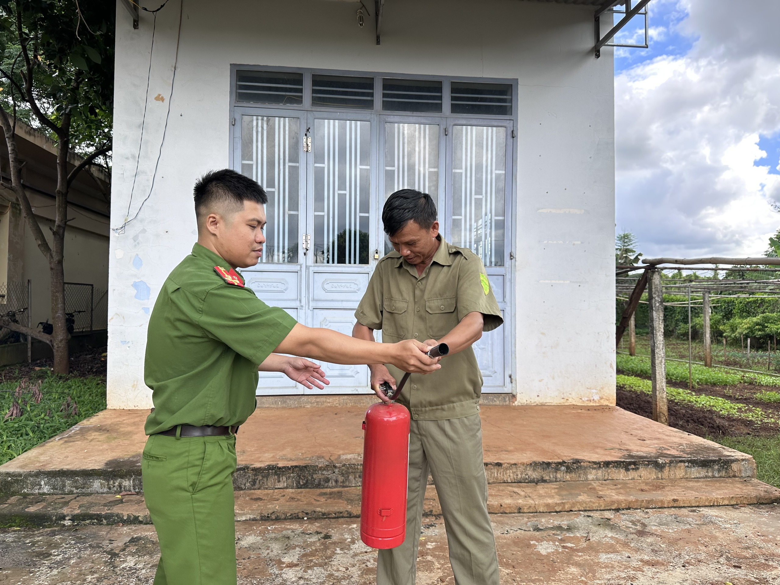 Những khó khăn trong việc phát huy vai trò của các Đội dân phòng tham gia PCCC và CNCH tại địa phương