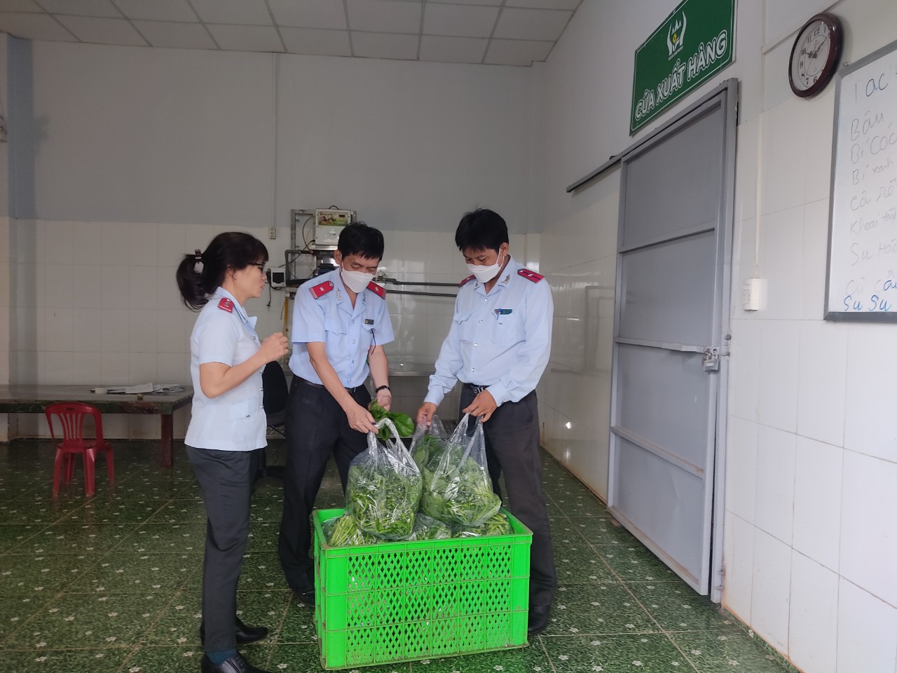 Đoàn kiểm tra liên ngành của tỉnh tổ chức kiểm tra công tác đảm bảo an toàn vệ sinh thực phẩm tại huyện Čư M'gar