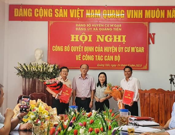 Ban Tổ chức Huyện uỷ công bố quyết định Công tác cán bộ tại xã Quảng Tiến, Ea Mnang, Ea M’doh