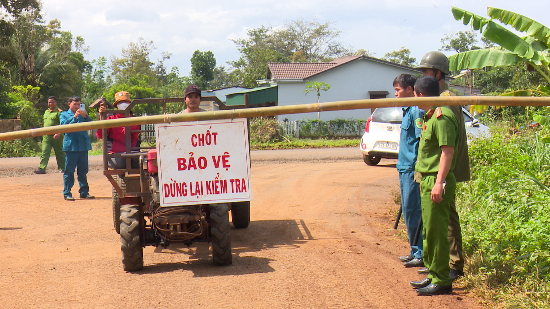 Công an Čư DliêM'nông đồng hành cùng bà con nông dân trong mùa thu hoạch cà phê niên vụ 2022-2023