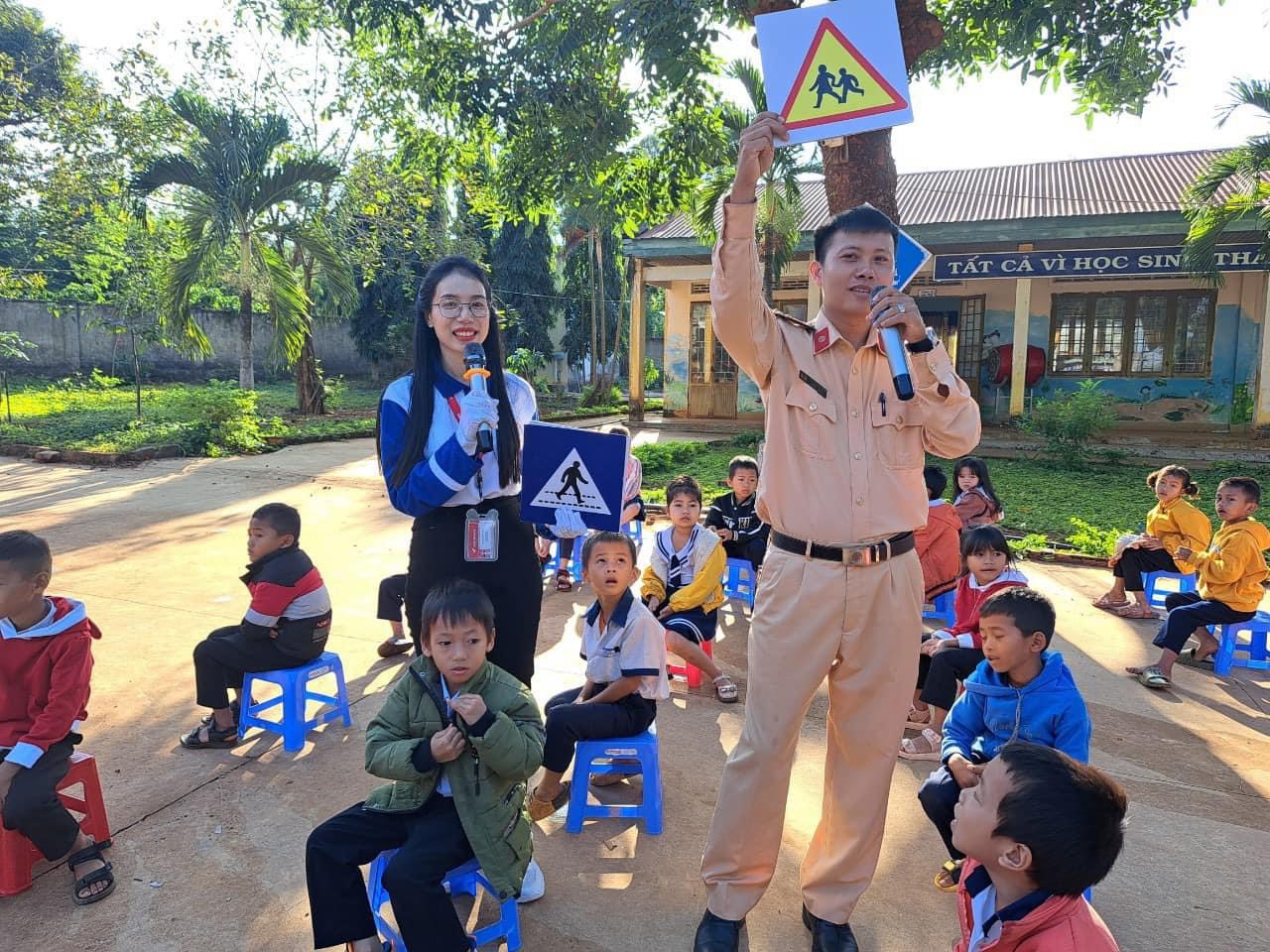 Chương trình An toàn giao thông cho nụ cười trẻ thơ tại trường  Tiểu học Bùi Thị Xuân (xã Ea M'dróh)