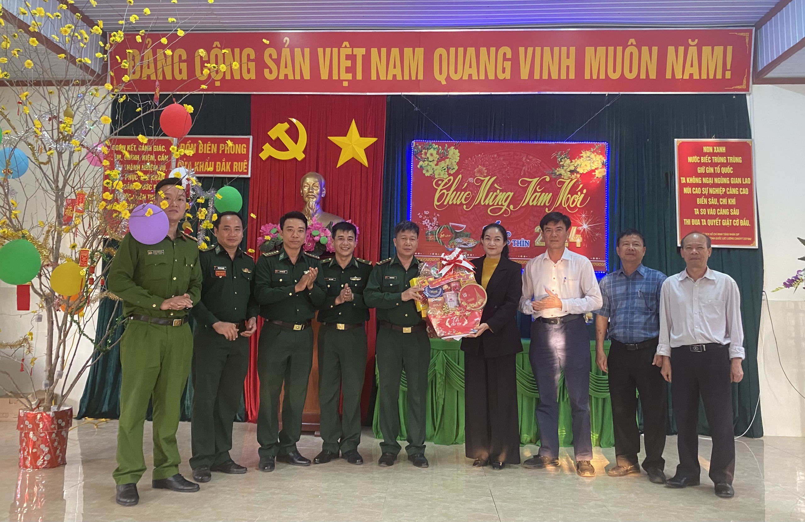 Lãnh đạo huyện Čư M'gar đi thăm chúc tết cán bộ chiến sĩ đồn Biên phòng Đăk Ruê (đơn vị kết nghĩa với huyện) 