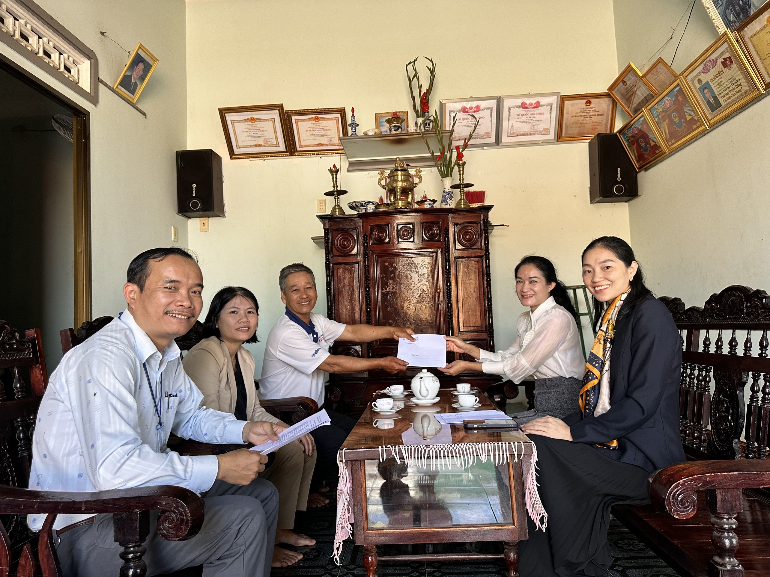 Đồng chí Nay H Nan, Phó bí thư Thường trực Huyện ủy, Chủ tịch HĐND huyện đến thăm hỏi, tặng quà cho các gia đình chính sách tại thị trấn Ea Pốk nhân dịp Tết Nguyên đán Giáp Thìn năm 2024