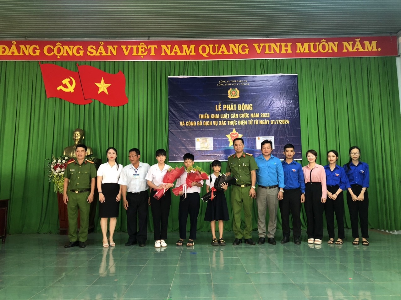 Công an huyện Cư M’gar tổ chức lễ phát động triển khai Luật căn cước năm 2023 và công bố dịch vụ xác thực điện tử từ ngày 1/7/2024