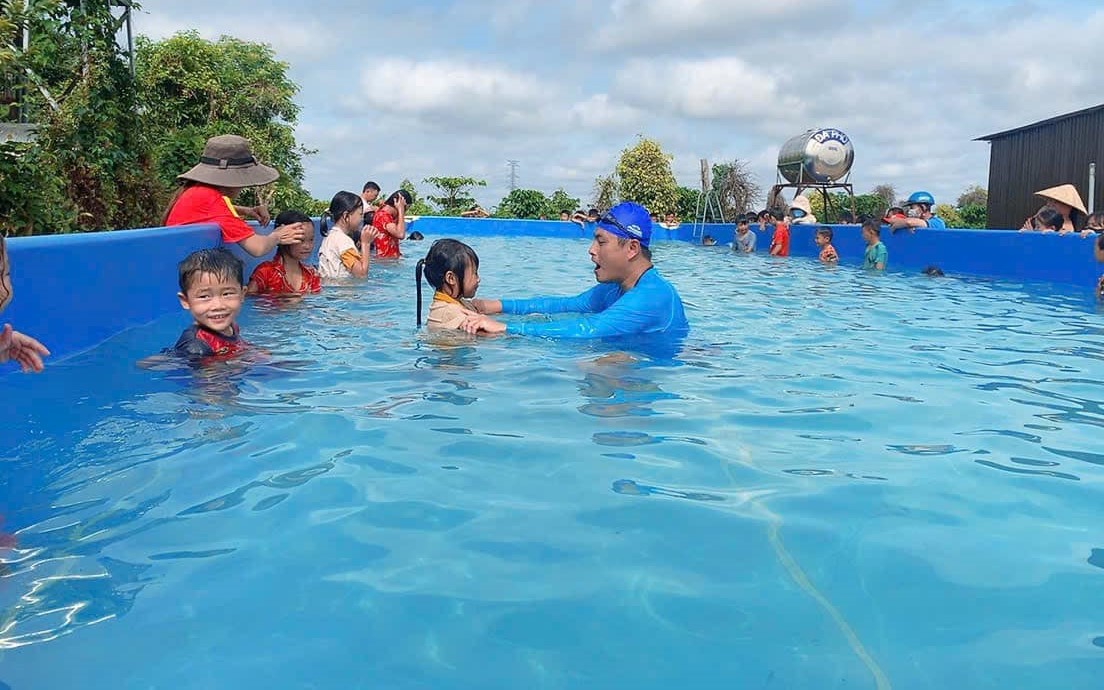 Khai giảng lớp học bơi miễn phí cho các em thiếu niên, nhi đồng ở xã Ea M'dróh