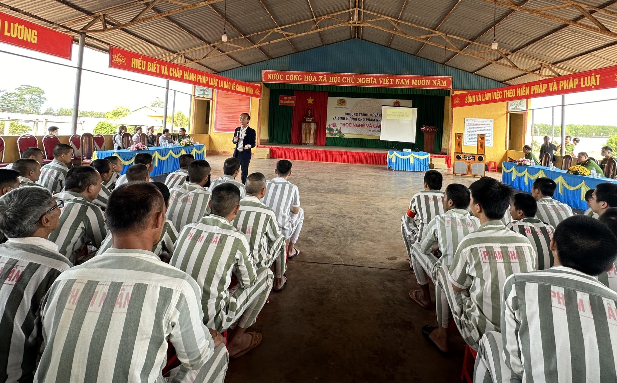 Nỗ lực trong tư vấn tâm lý, hướng nghiệp, dạy nghề, giúp phạm nhân tái hòa nhập cộng đồng tại Trại giam Đắk Trung