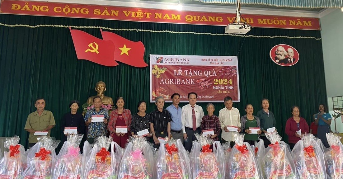 Agribank Đắk Lắk tặng quà Tết 2024 tại xã Ea Kiết