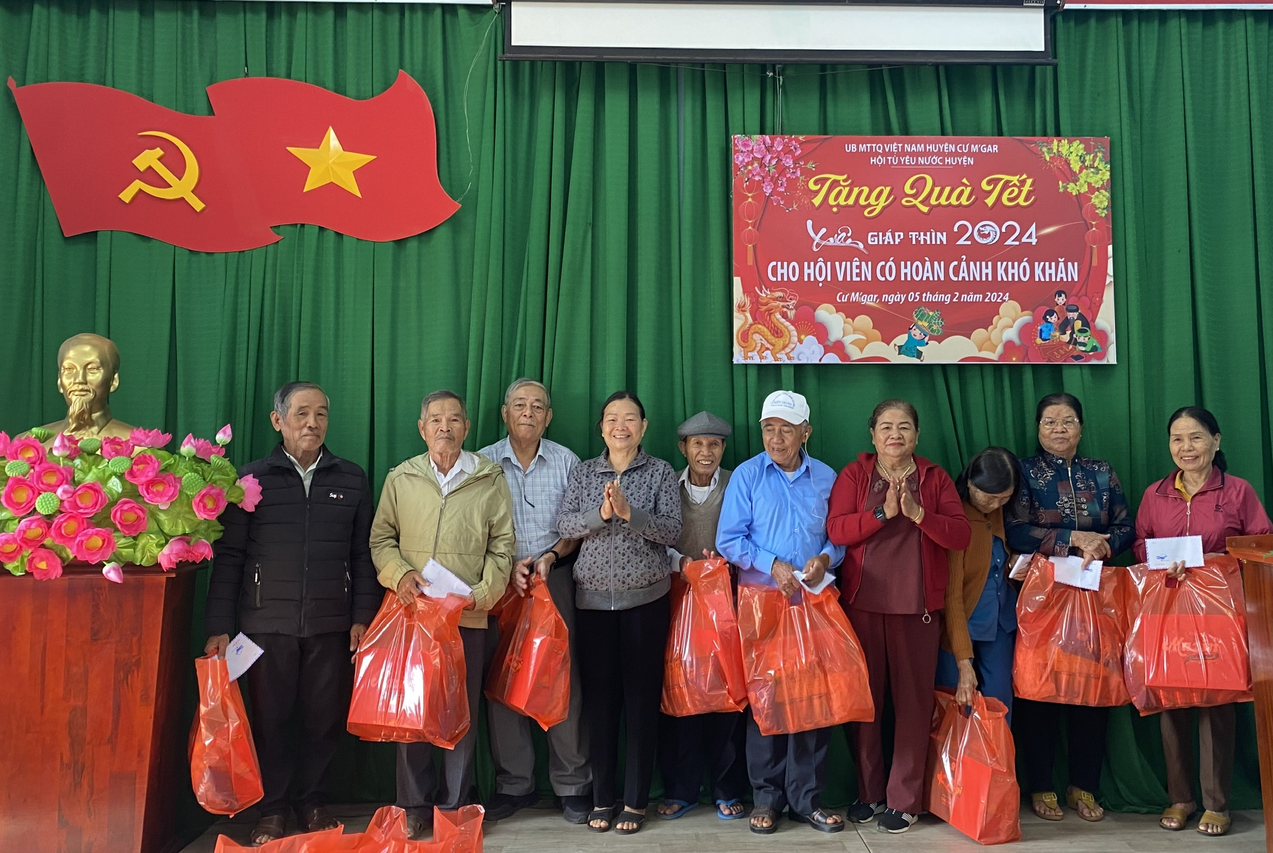 Hội Tù yêu nước huyện Čư M'gar trao tặng 31 suất quà Tết  cho các hội viên có hoàn cảnh khó khăn