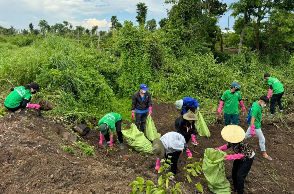 Đoàn Thanh niên xã Ea M'nang phối hợp phát động ra quân thực hiện các hoạt động bảo vệ môi trường