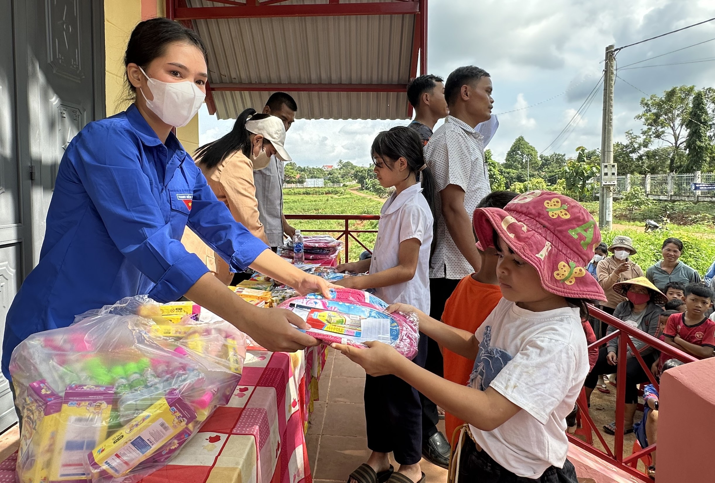 Tặng quà cho học sinh buôn kết nghĩa buôn Wing (xã Ea Kuếh)