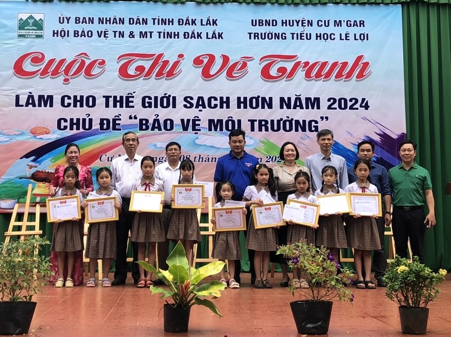 Cuộc thi vẽ tranh với chủ đề “Bảo vệ môi trường” tại trường Tiểu học Lê Lợi (thị trấn Quảng Phú)