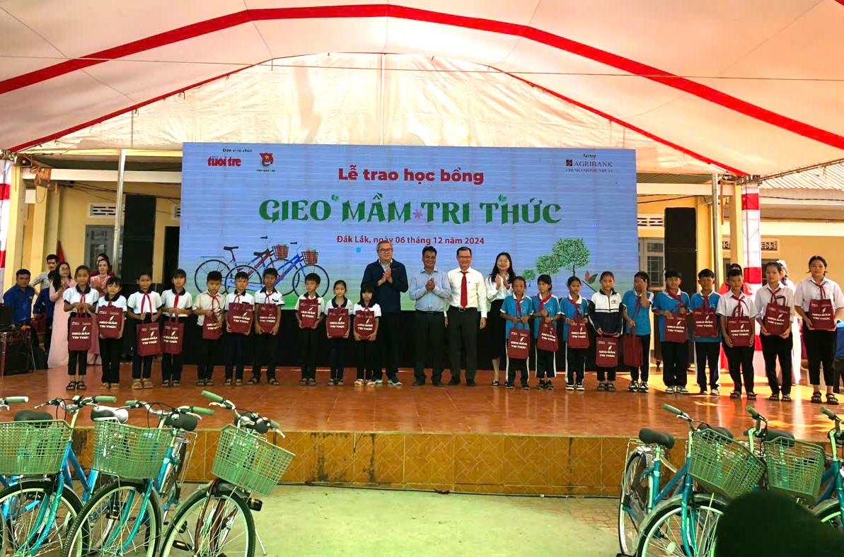 Trao tặng 200 suất học bổng cho các em học sinh nghèo hiếu học ở địa bàn xã Ea Kiết, xã Ea M'dróh và xã Ea Kuếh