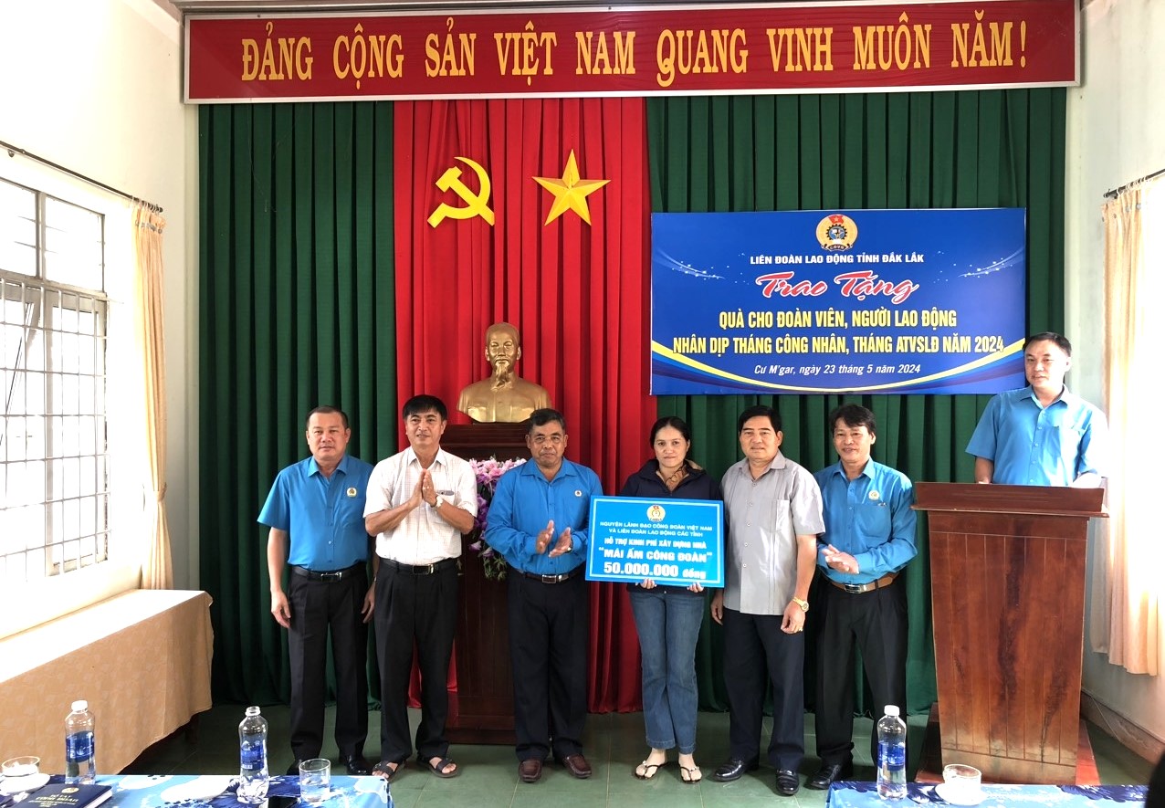 Trao kinh phí hỗ trợ xây nhà “Mái ấm Công đoàn” và tặng quà cho đoàn viên, CNLĐ có hoàn cảnh khó khăn