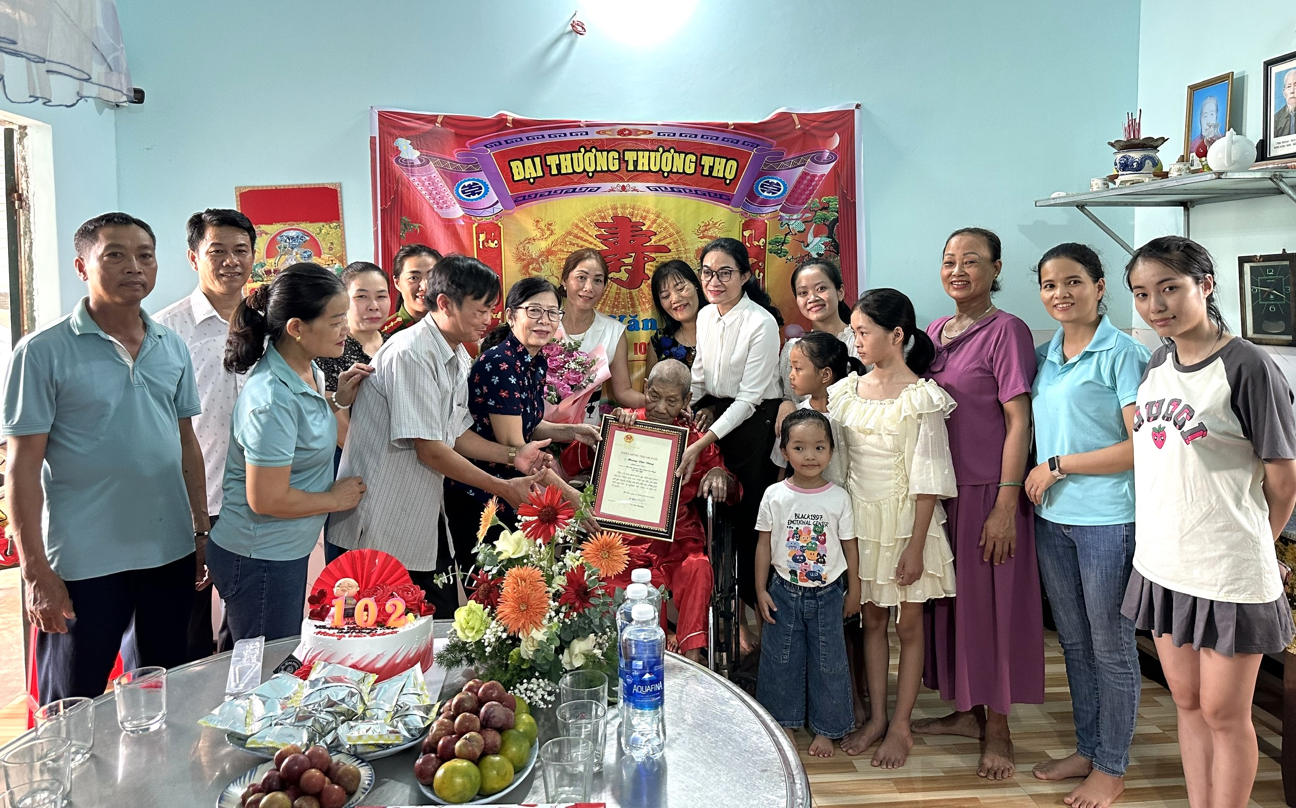 Đồng chí Nay H'Nan - Phó Bí thư Huyện ủy, Chủ tịch HĐND huyện đến thăm, tặng quà chúc thọ, mừng thọ người cao tuổi  tròn 100 tuổi ở địa bàn thị trấn Quảng Phú