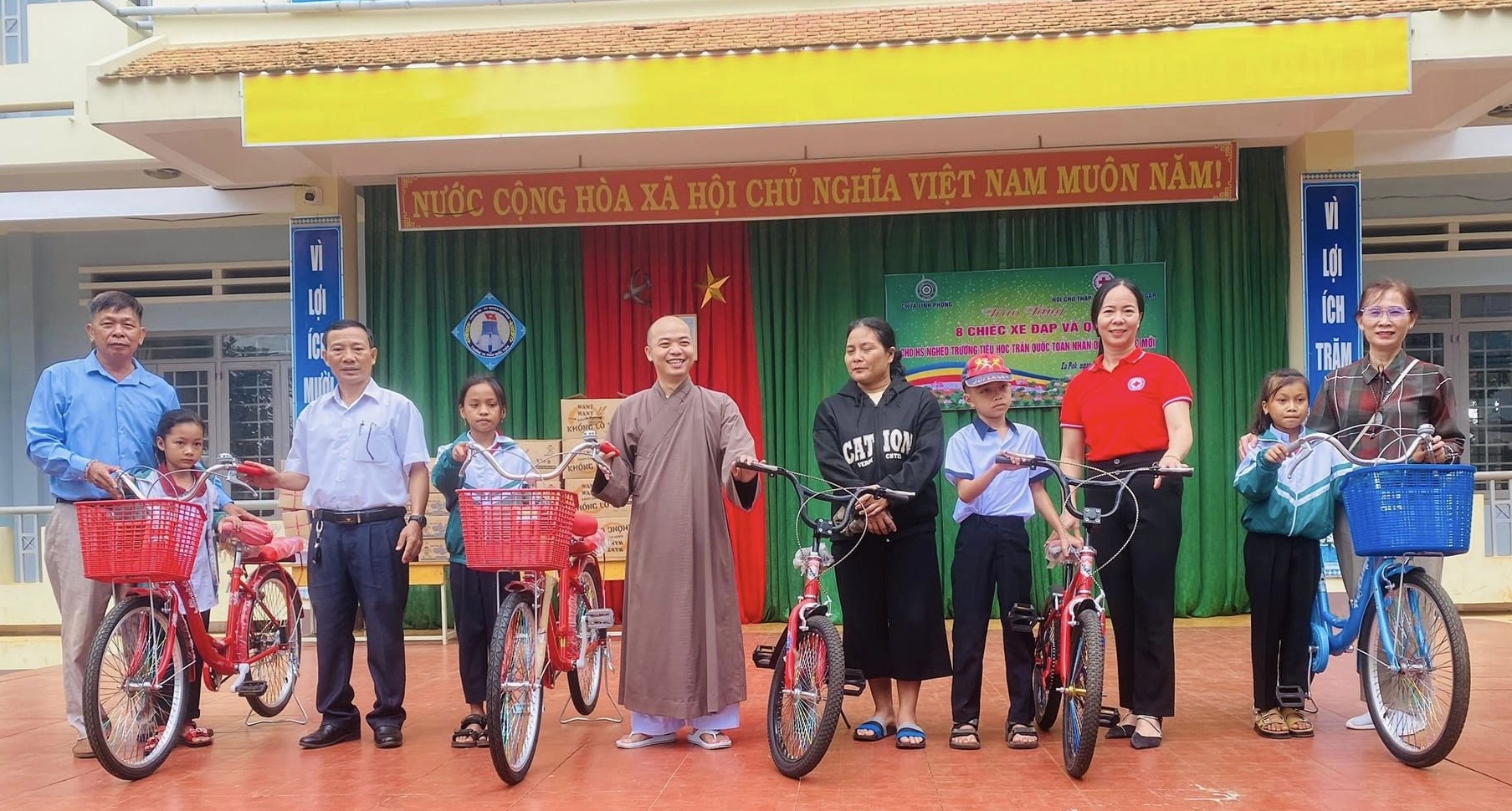 Chương trình trao tặng xe đạp và quà cho học sinh nghèo tại trường Tiểu học Trần Quốc Toản (thị trấn Ea Pốk)