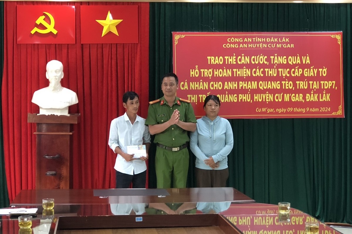 Công an huyện Čư M'gar tổ chức trao thẻ căn cước cho anh Phạm Quang Tèo&nbsp;