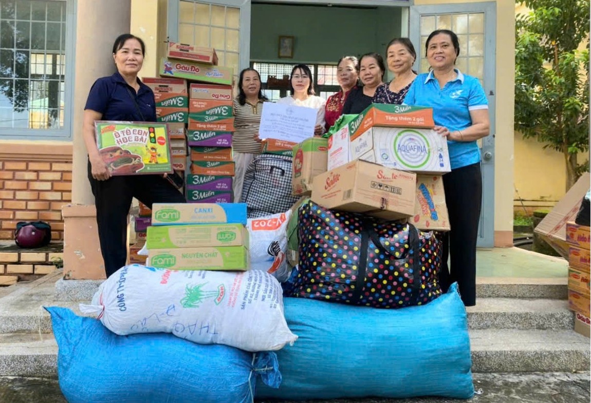 Hội LHPN thị trấn Quảng Phú vận động ủng hộ đồng bào khắc phục thiệt hại do cơn bão số 3 gây ra