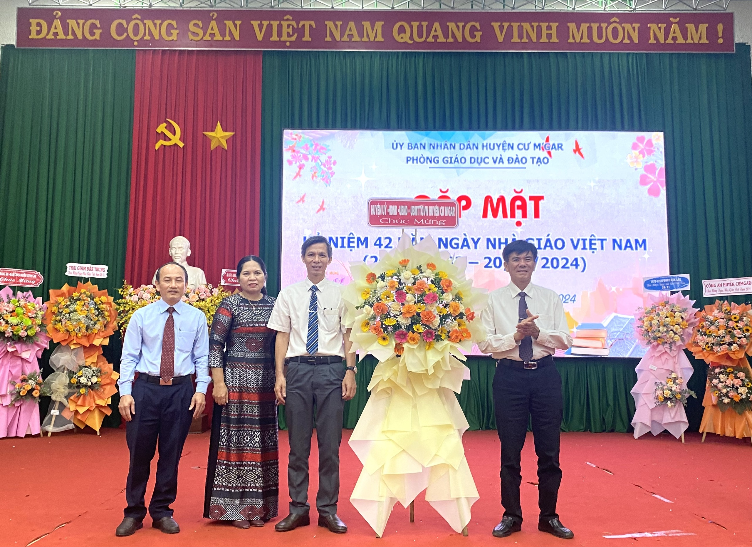 Huyện Čư M'gar gặp mặt kỷ niệm 42 năm Ngày Nhà giáo Việt Nam