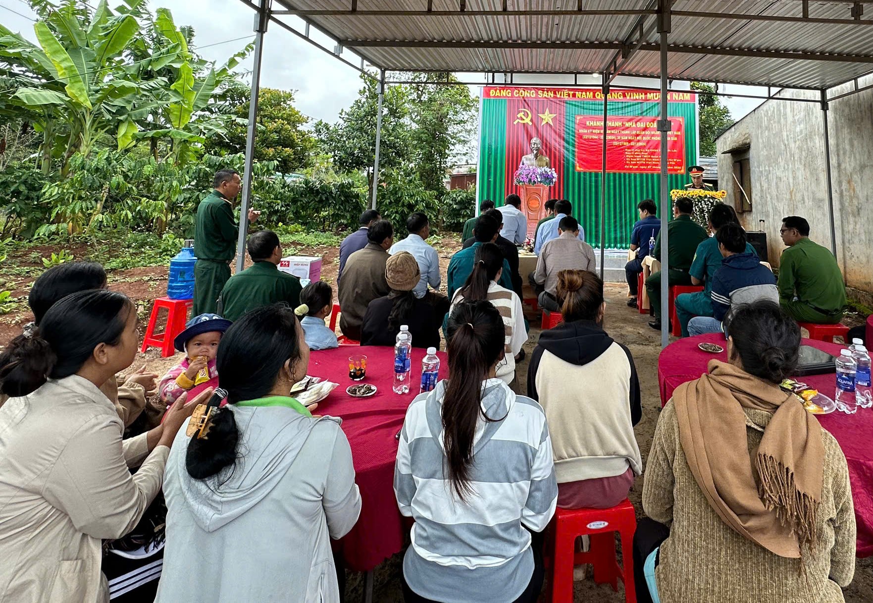 Bàn giao nhà “đại đoàn kết” tặng cho gia đình anhY Ngai Êban tại thị trấn Ea Pốk