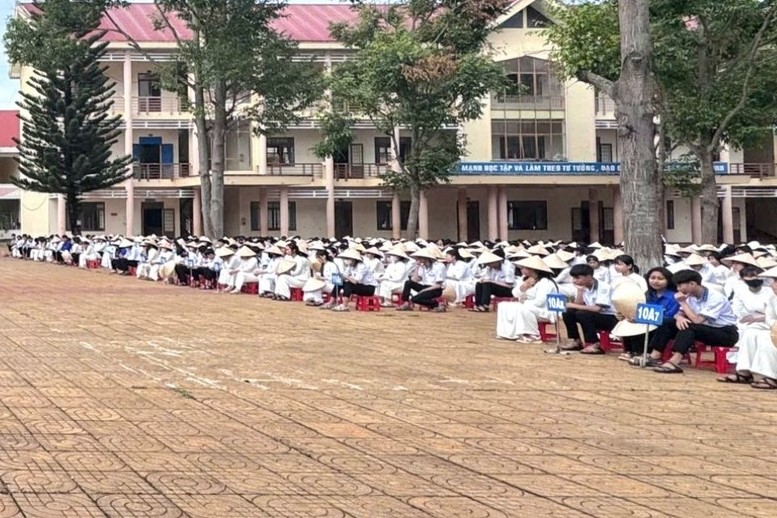 Phòng Cảnh sát Giao thông (PC08) Công an tỉnh Đắk Lắk tuyên truyền Luật TTGT đường bộ tại trường THPT Trần Quang Khải