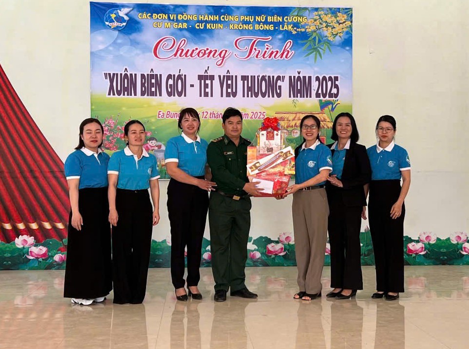 Hội LHPN huyện Čư M'gar tích cực tham gia các hoạt động “Xuân biên giới – Tết yêu thương” năm 2025