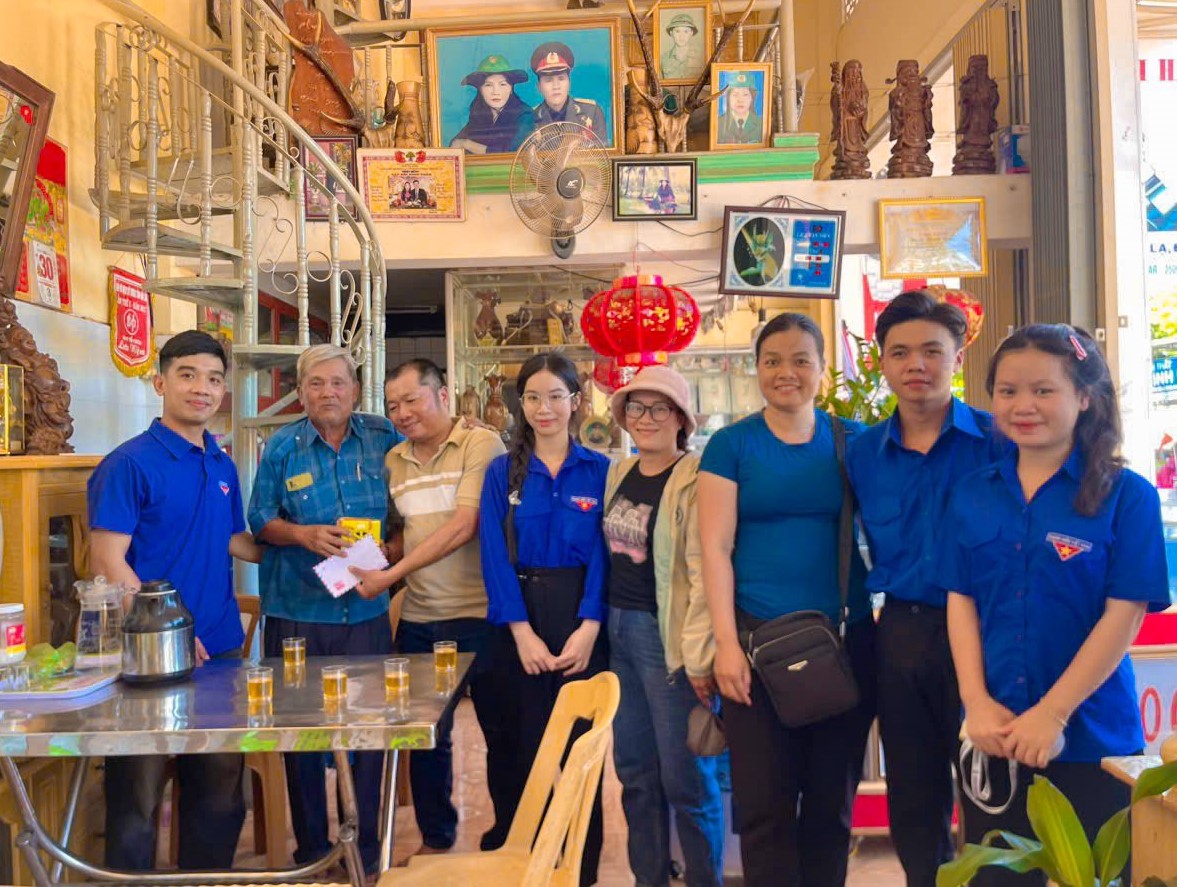 Đoàn Thanh niên thị trấn Quảng Phú thăm hỏi, tặng quà cho các gia đình chính sách, người có công với cách mạng