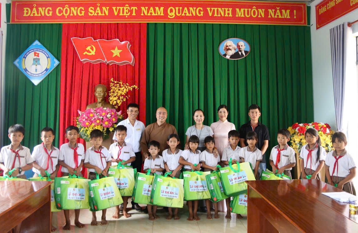 Trao 36 suất học bổng cho các em học sinh ở xã Ea M'dróh
