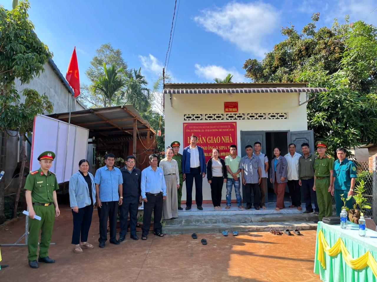 Xã Cuôr Đăng bàn giao 03 ngôi nhà cho hộ nghèo theo chương trình “xóa nhà tạm, nhà dột nát” năm 2025