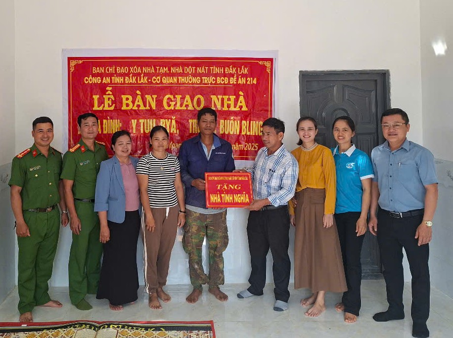 Xã Ea Kpam bàn giao 02 ngôi nhà cho 02 gia đình hộ nghèo