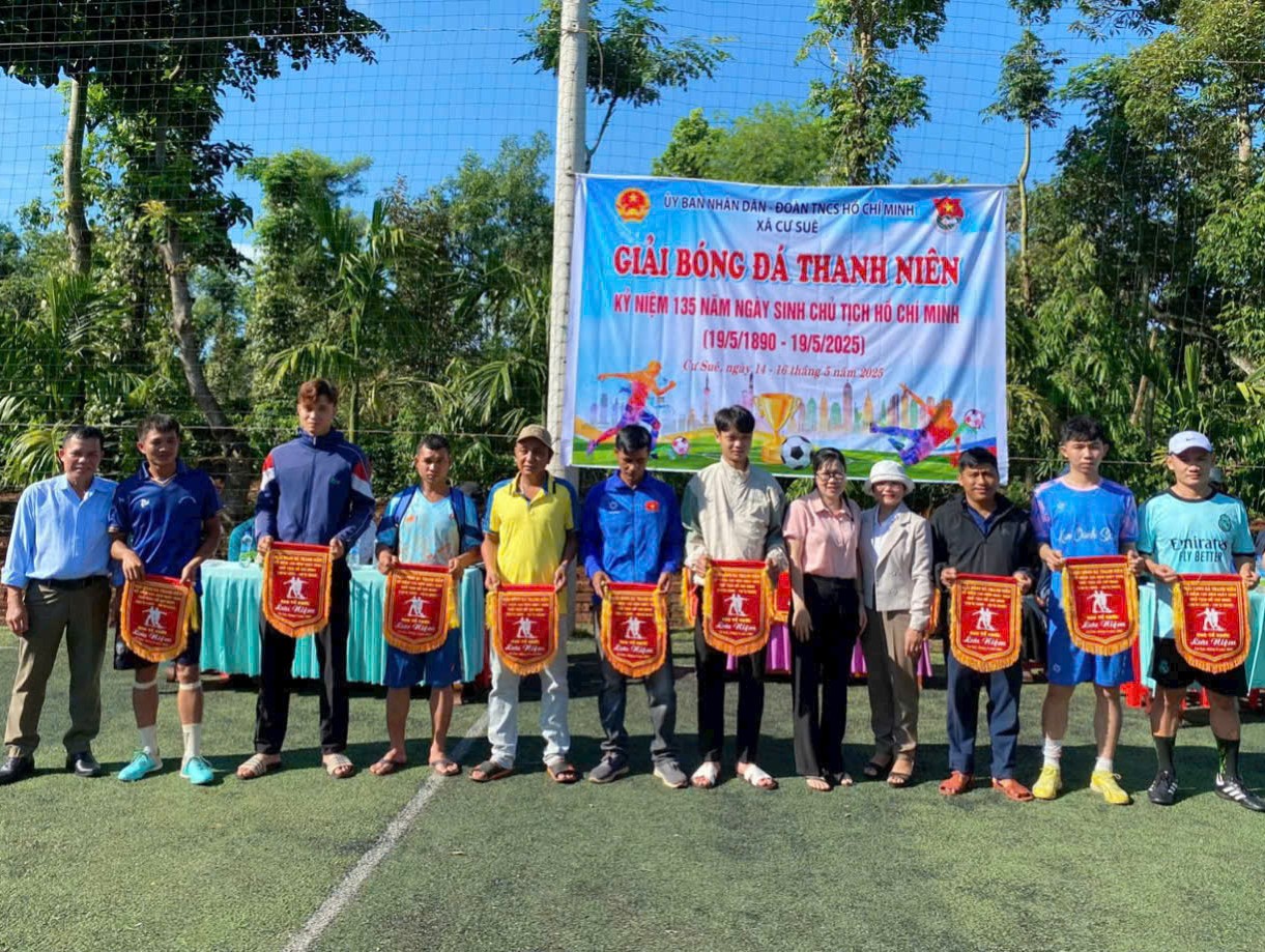 Xã Cư Suê tổ chức khai mạc giải bóng đá nam chào mừng kỷ niệm 135 năm ngày sinh Chủ tịch Hồ Chí Minh