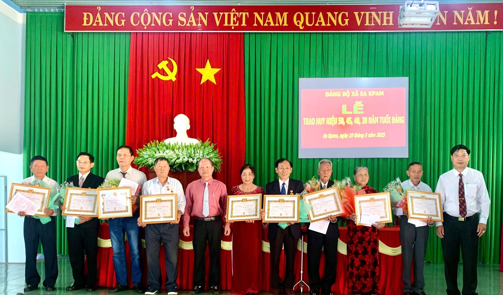 Đảng bộ xã Ea Kpam tổ chức lễ trao tặng Huy hiệu Đảng cho các đảng viên trung kiên