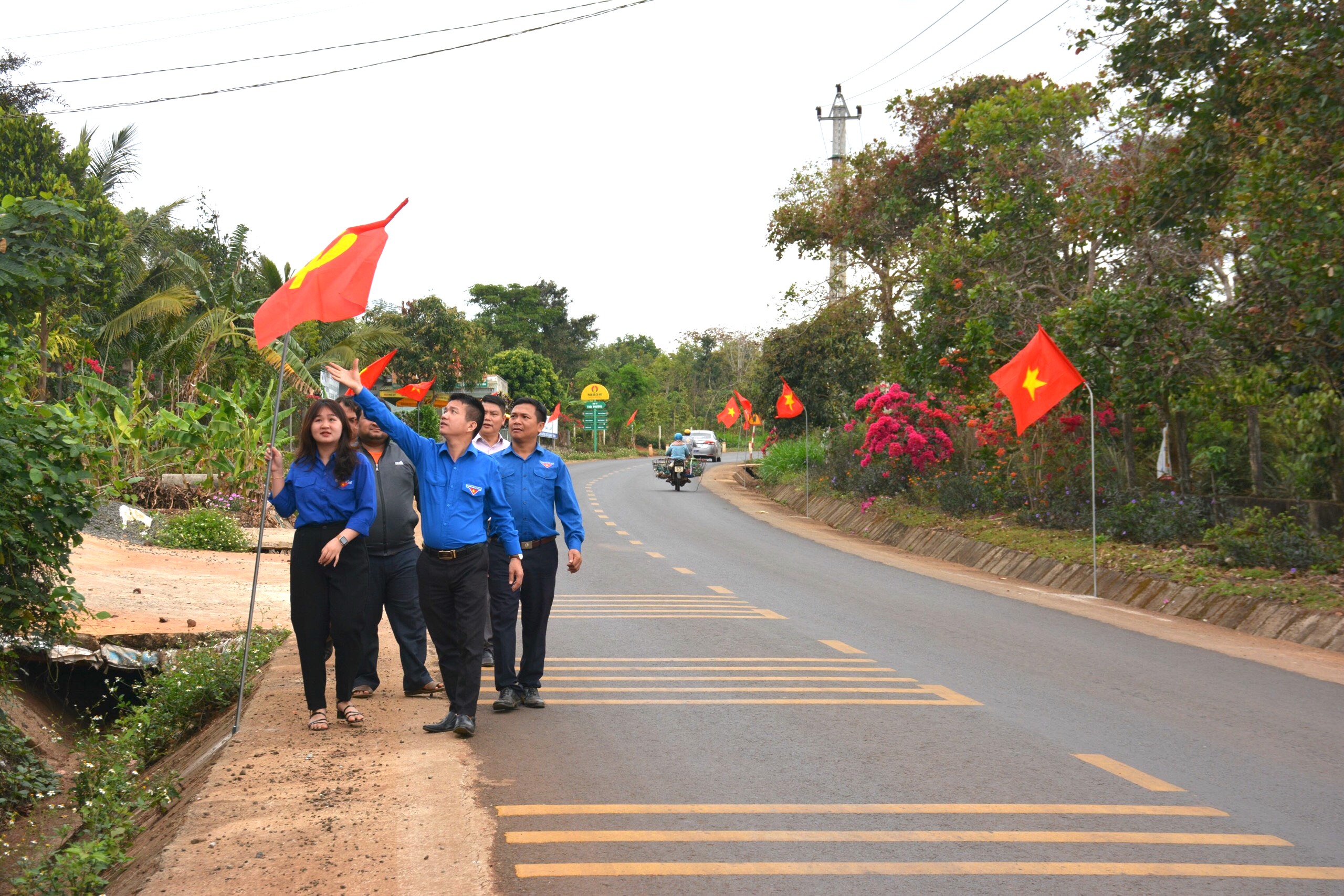 Huyện Đoàn Čư M'gar bàn giao công trình thanh niên “Đường cờ Tổ quốc” năm 2023 ở xã Ea H'đing