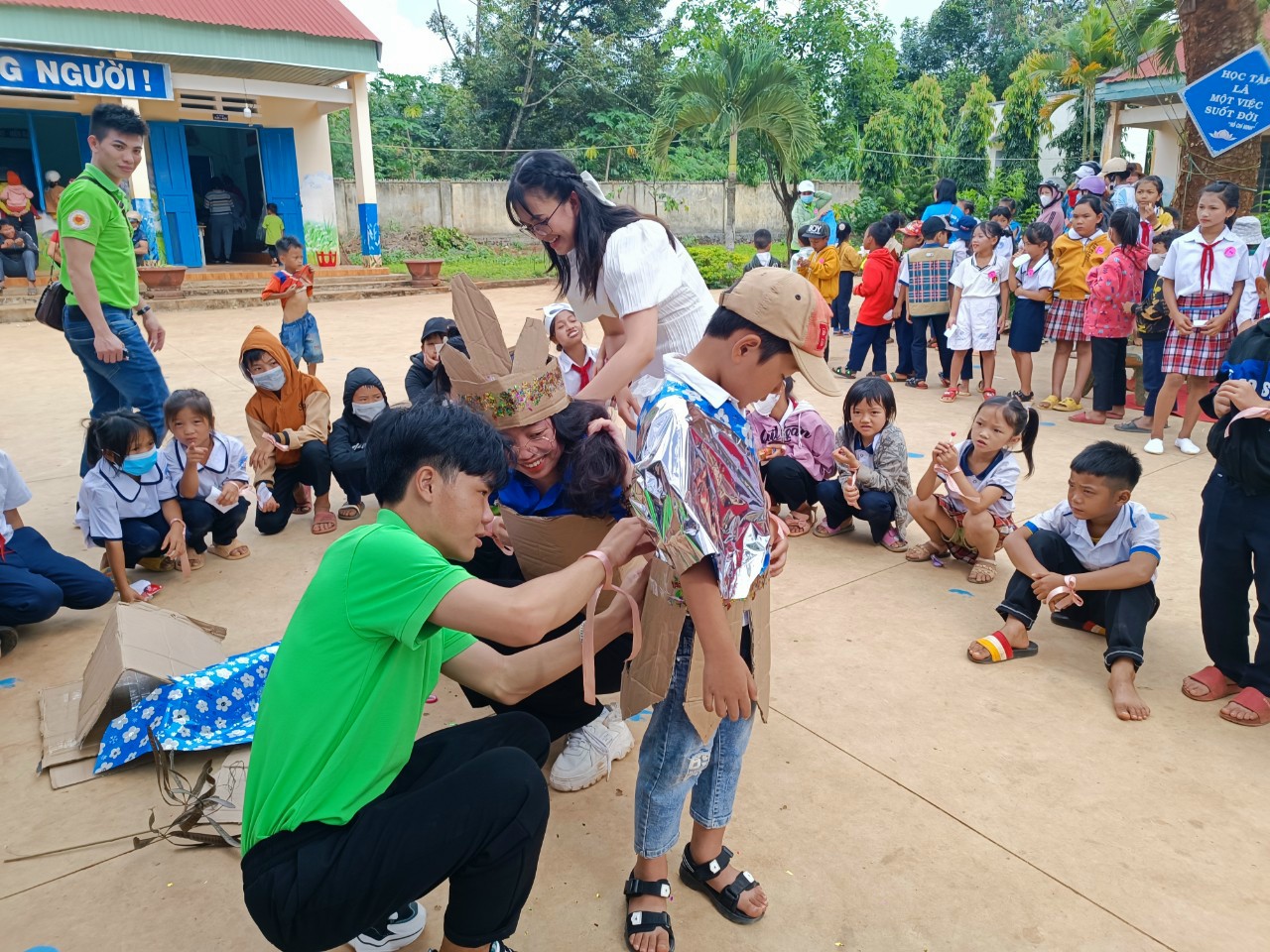 Chương trình “Mùa đông ấm áp” tại trường Tiểu học Bùi Thị Xuân (xã Ea M'dróh)