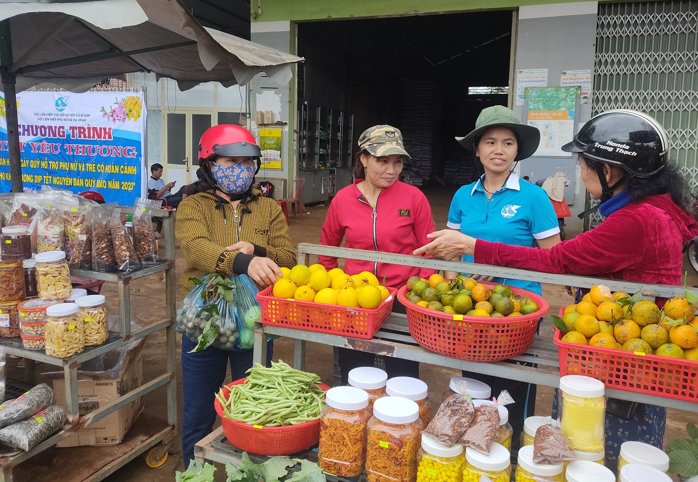 Hội LHPN xã Ea Kpam tổ chức chương trình bán hàng gây quỹ hỗ trợ phụ nữ và trẻ em có hoàn cảnh khó khăn