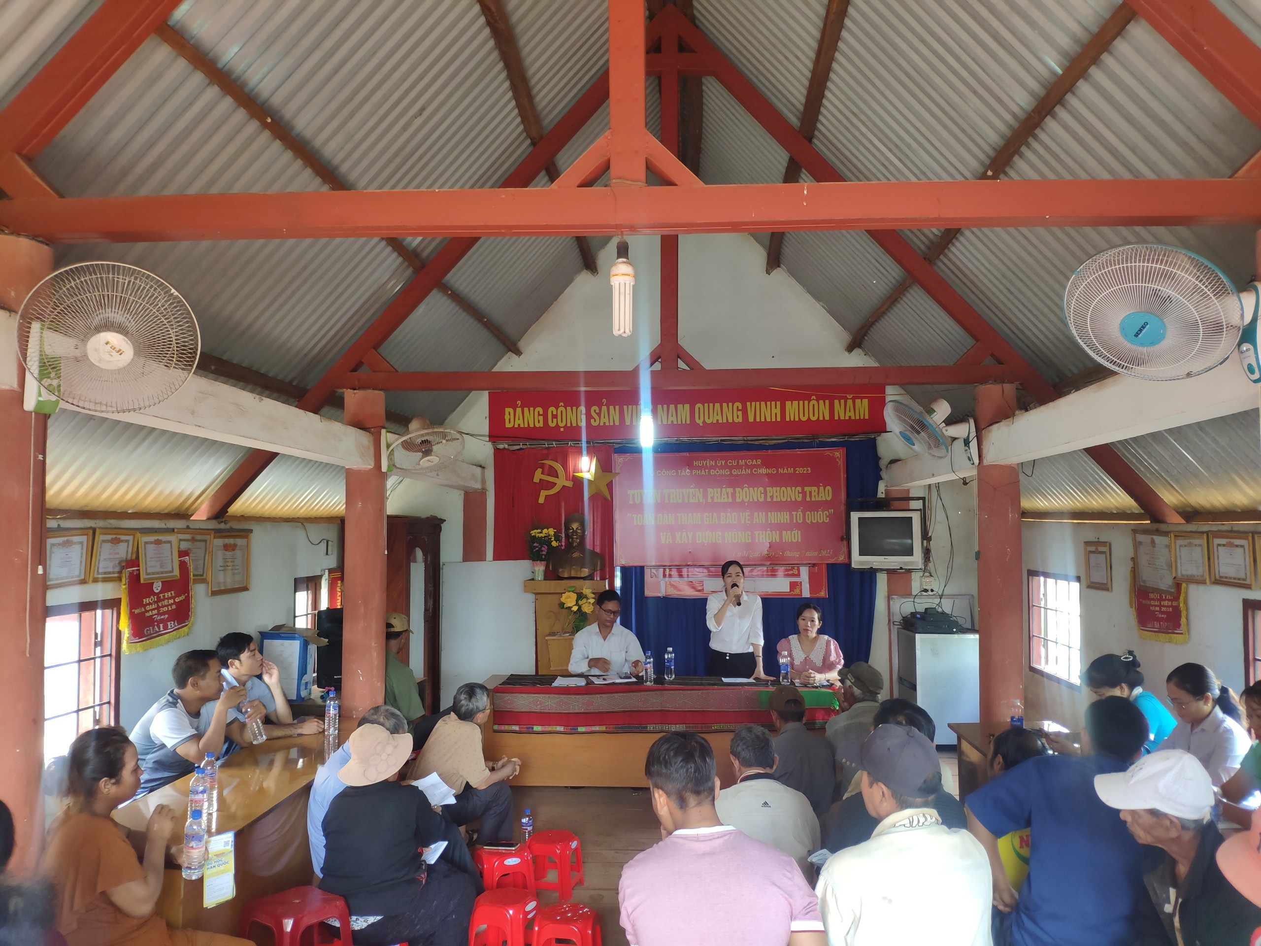 Sáng ngày 25/07/2023, tại Nhà sinh hoạt cộng đồng buôn Sút M'grư, xã Cư Suê, Ban dân vận huyện ủy phối hợp với khối dân vận Đảng ủy, đã tổ chức phát động quần chúng, tuyên truyền, phát động phong trào “Toàn dân tham gia bảo vệ an ninh tổ quốc ”.
